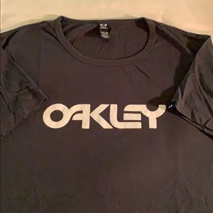 Oakley T-shirt
